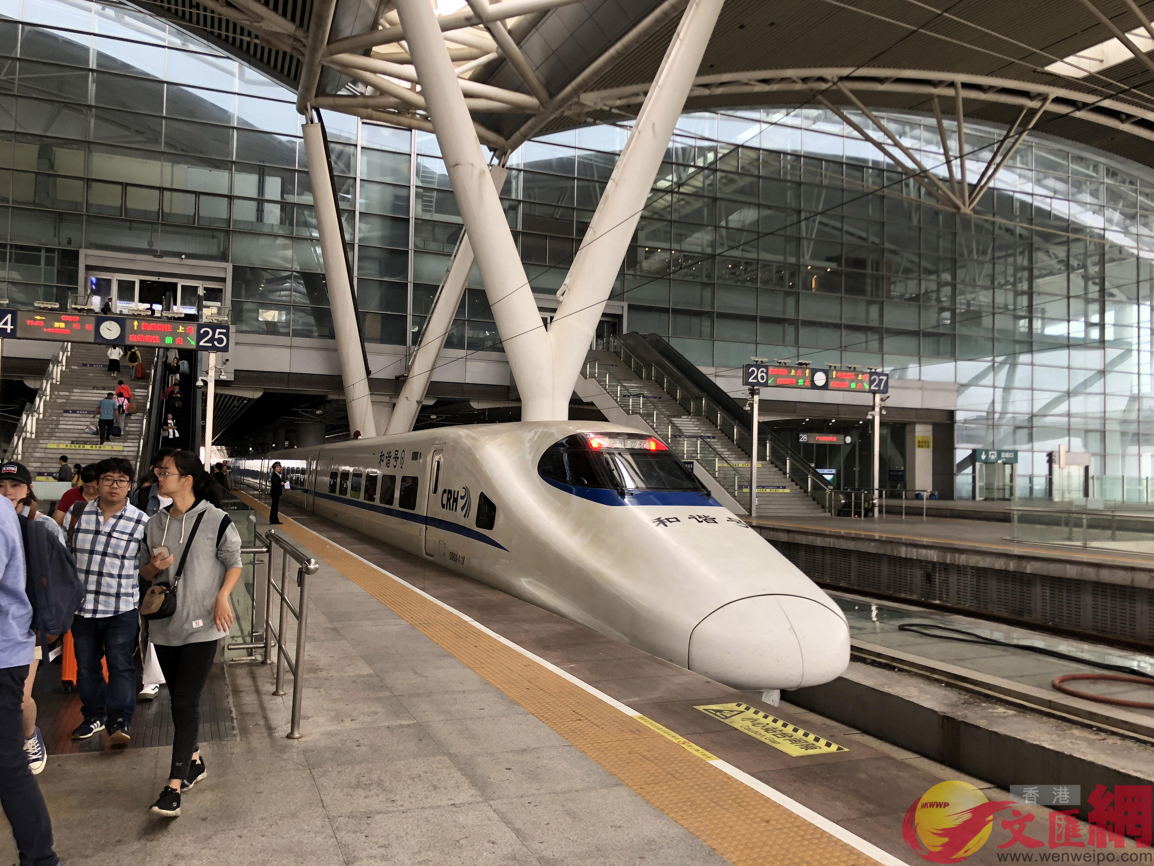 從香港坐高鐵到廣州目前仍僅抵達廣州南站，轉地鐵到廣州市中心城區仍需近1個小時(方俊明 攝)