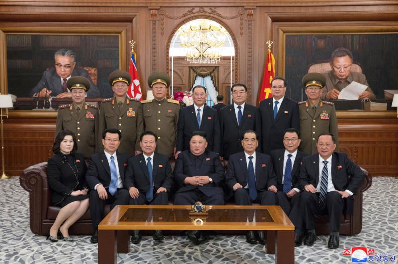 朝鮮官方12日發出金正恩(前排中)與其他高層領導的合照 美聯社