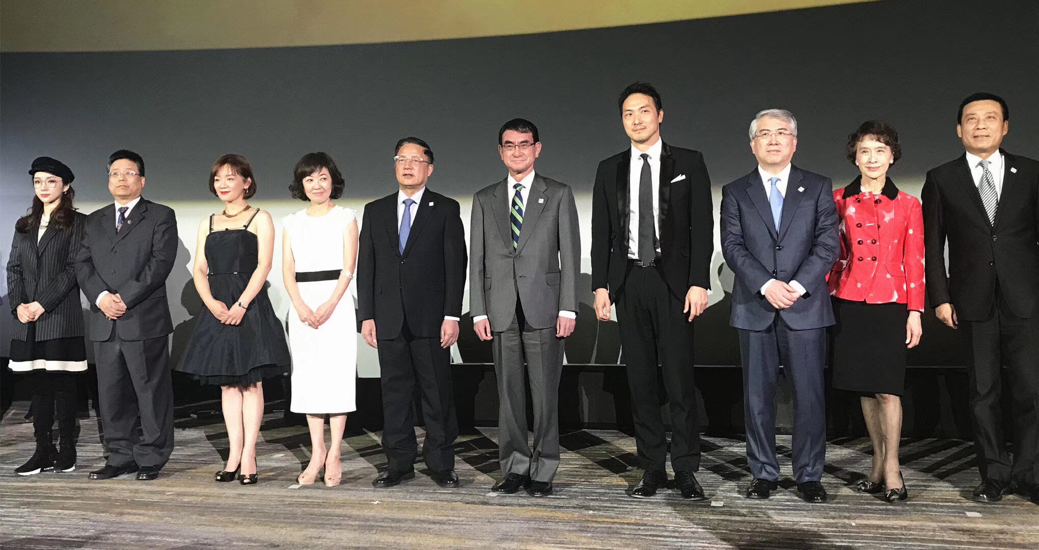 日本外相河野太郎(左六)在京出席日本電影周開幕式 北京傳真