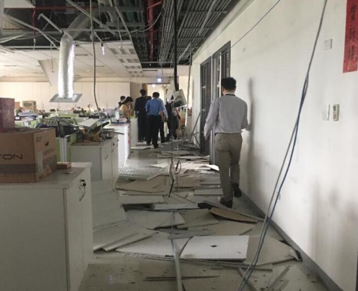 台灣南港的衛生福利部受地震影響大樓天花板B輕鋼架大片掉落A電線散落一地A暫無傳出人員傷亡C