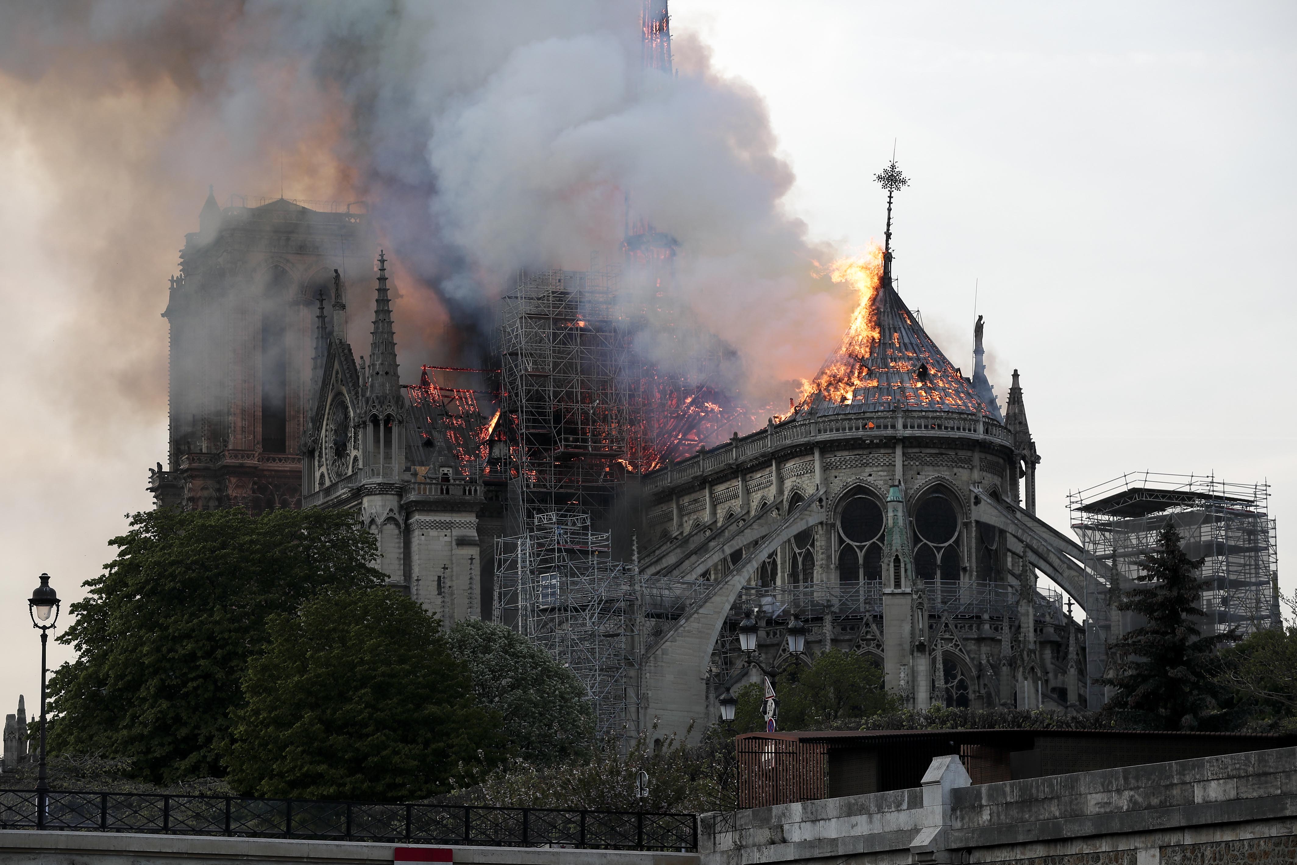 圖為大火中的巴黎聖母院]新華社^
