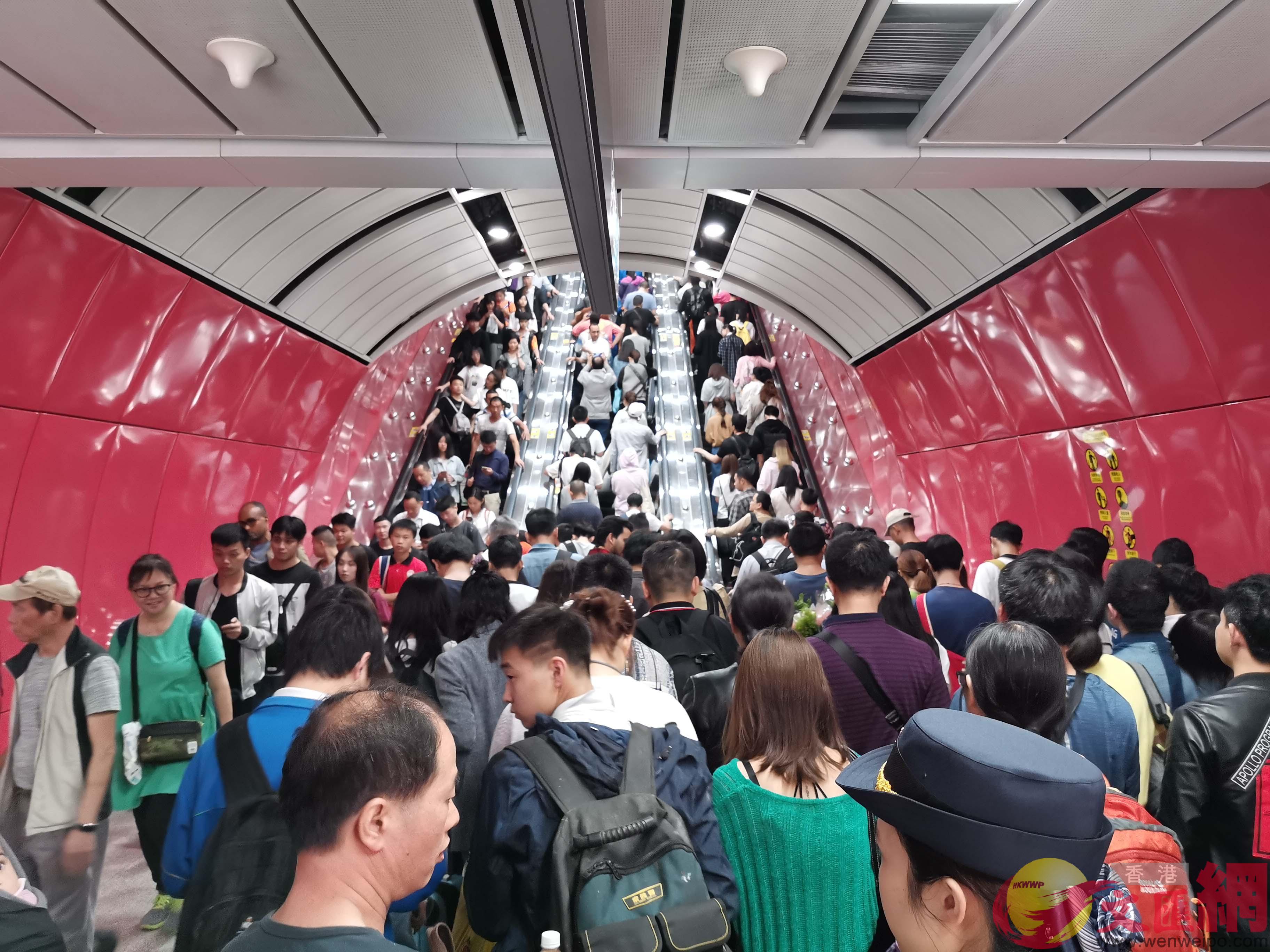 廣州火車站地鐵站人滿為患 帥誠 攝