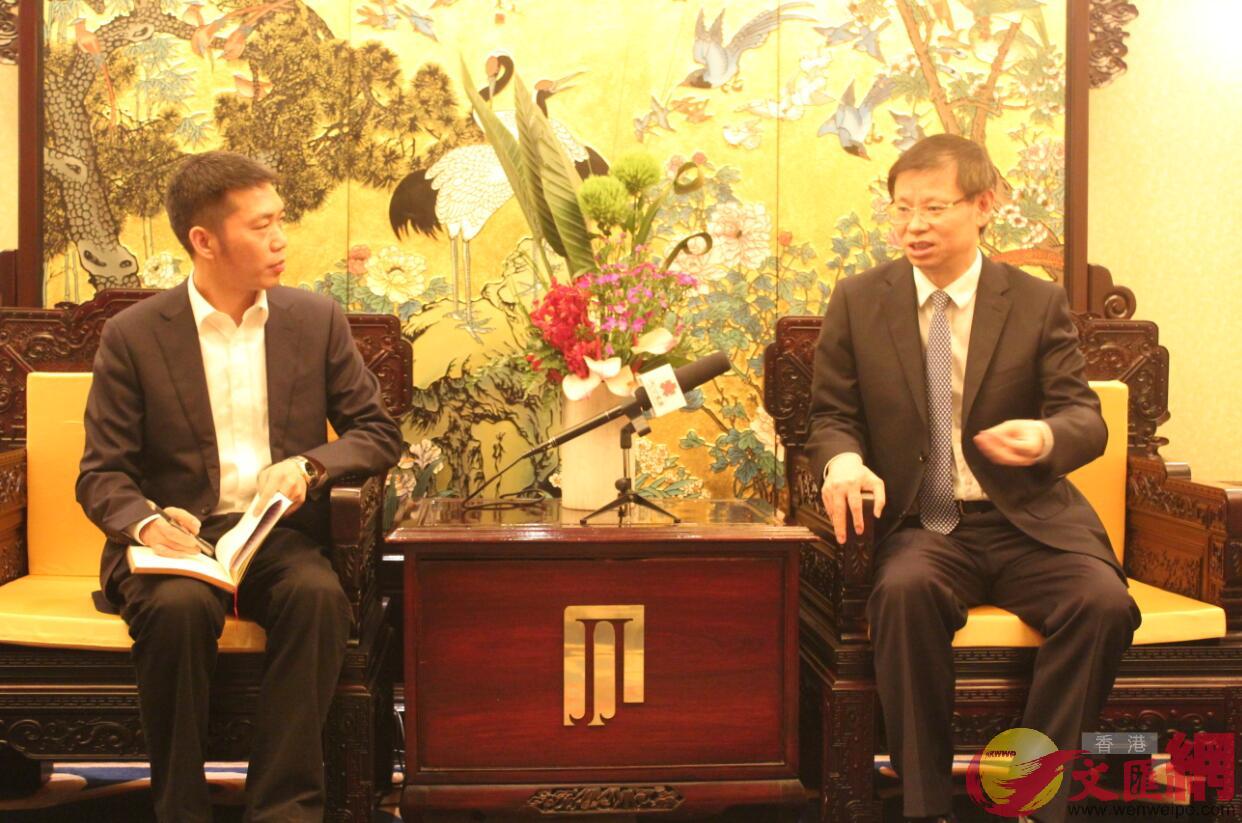 上海市副市長許昆林(右)接受本報記者專訪(倪夢璟攝) 