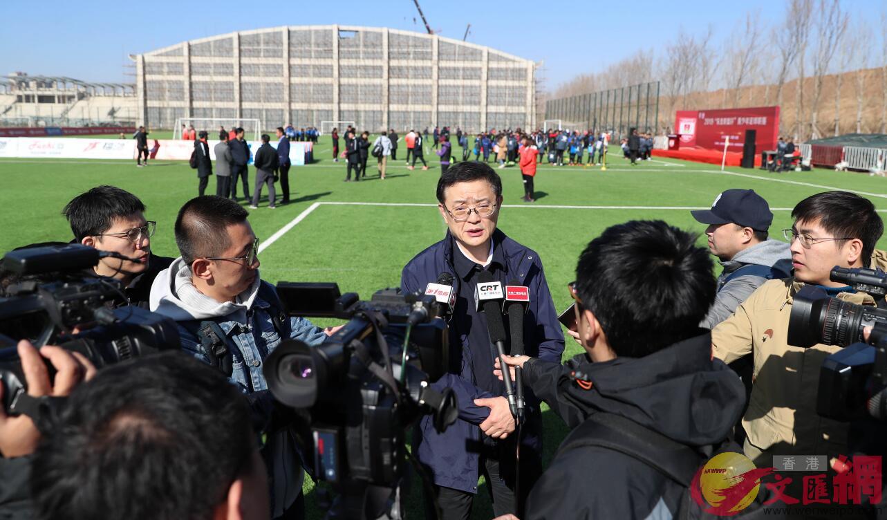 李毓毅在接受採訪時表達希望孩子們為快樂去踢球(記者 盧冶 攝)