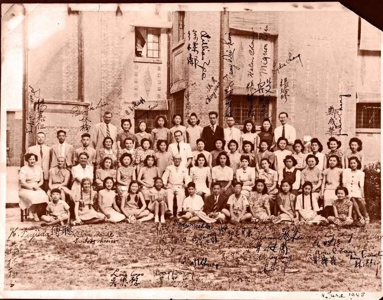 1945年梅百器師生合影�A巫漪麗位於第一排最右邊(資料圖片�A來自上海電台)