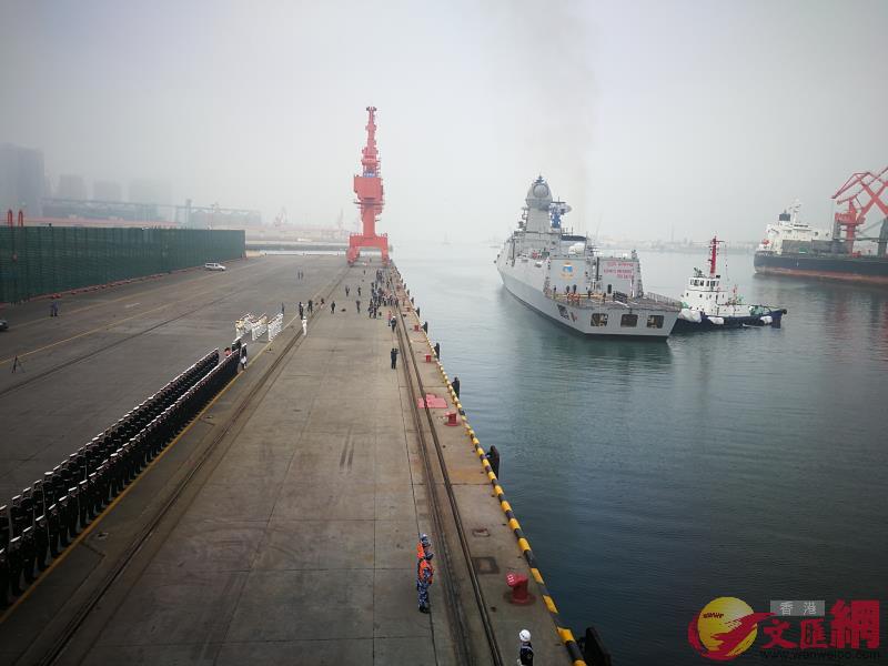 印度軍艦D63抵達青島]胡臥龍 攝^