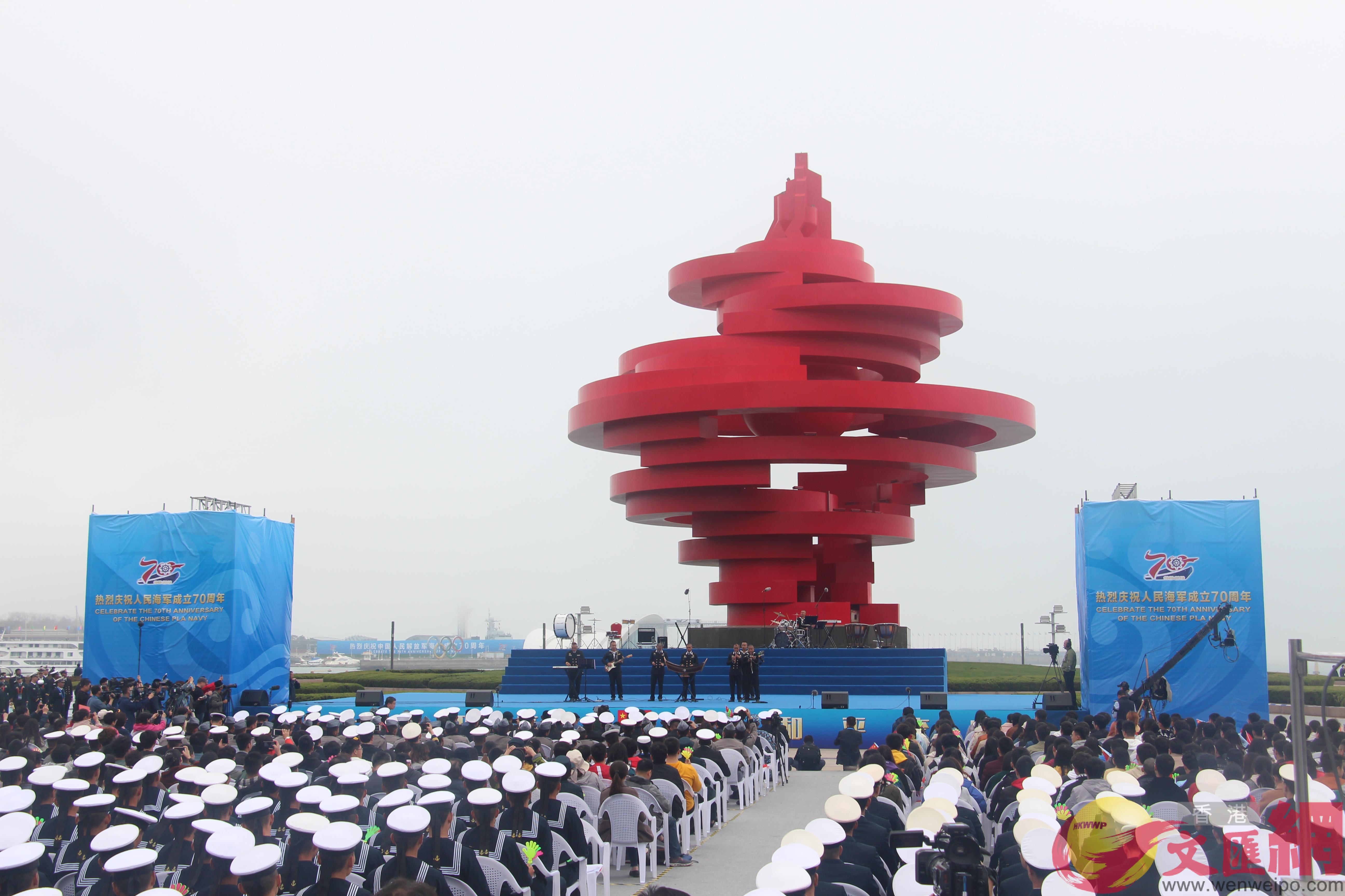 中外艦艇官兵B青島市民在青島著名雕塑u五月的風v前觀看演出]全媒體記者胡臥龍B劉洋攝^