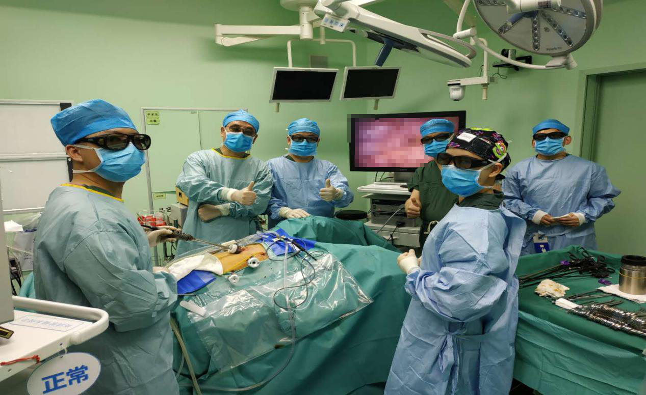 手術醫生戴上3D眼鏡後A通過特殊的鏡頭和監視器便可還原人體真實三維世界A定位更加精準C圖為手術順利完成C受訪者供圖