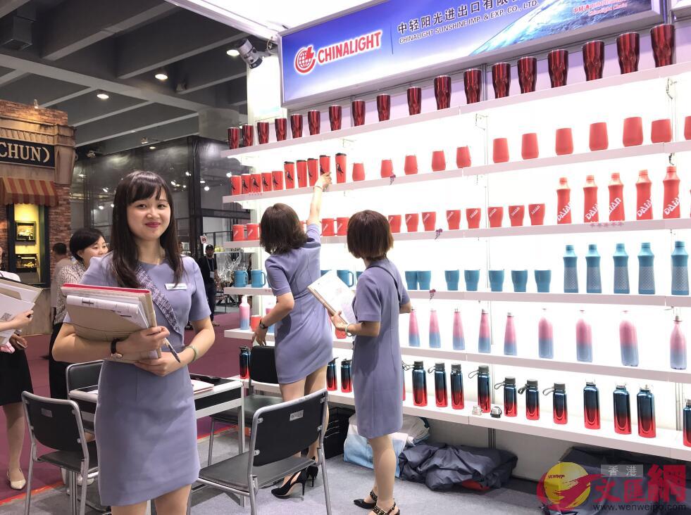 廣交會二期在23日開幕C有保溫杯企業推出中國元素設計受到採購商歡迎(盧靜怡 攝)