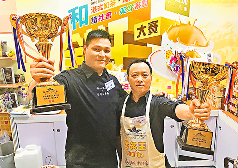 陳子平(右)及黃一峰(左)分別奪得2016年國際金茶王冠軍及金鴛鴦冠軍(網上圖片)