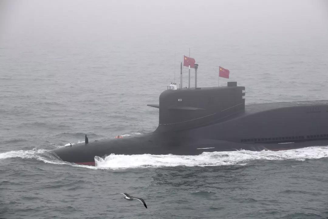 這是中國某新型核潛艇接受檢閱C