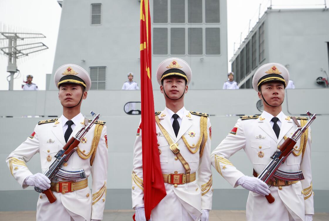 習近平出席慶祝人民海軍成立70周年海上閱兵活動