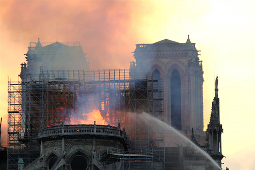當地時間4月15日晚A法國首都巴黎的著名地標巴黎聖母院發生大火A受損嚴重C大批消防人員在現場進行撲救C]中新社^