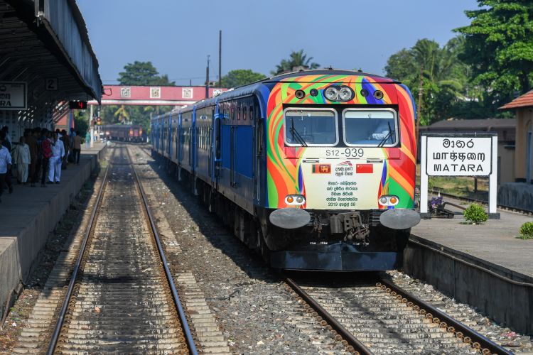 4月8日A列車停靠在斯里蘭卡南部馬特勒車站A準備駛往貝利亞塔C由中國企業承建的斯里蘭卡南部鐵路延長線一期項目8日正式通車A並在斯南部城市貝利亞塔舉行了通車儀式C 新華社記者 郭磊 攝