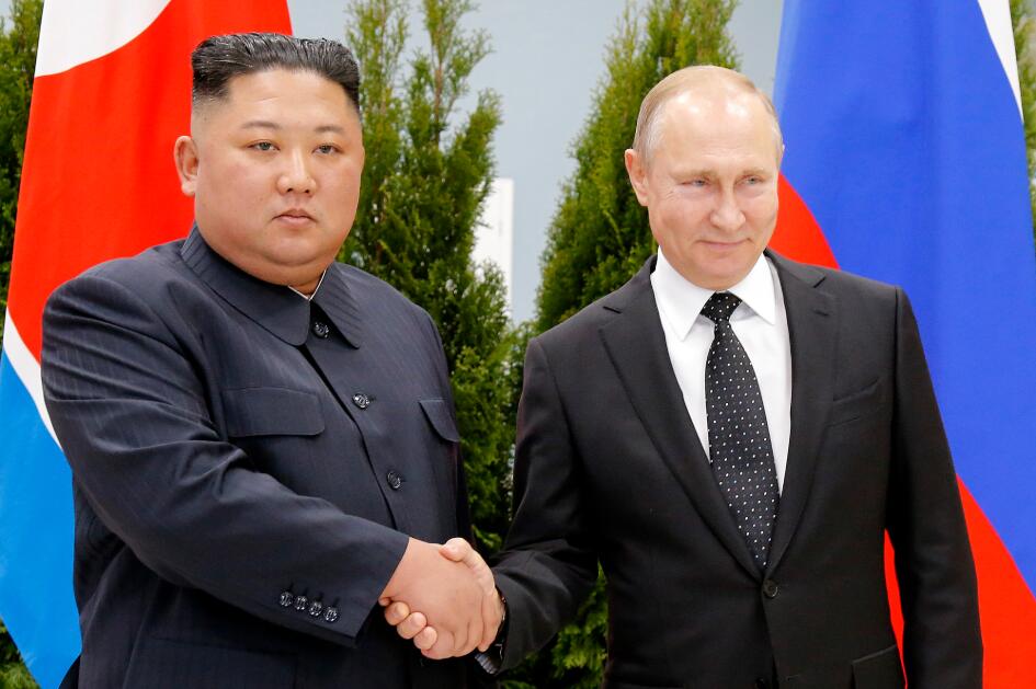 當地時間4月25日A朝鮮最高領導人金正恩和俄羅斯總統普京A在俄遠東聯邦大學首次會晤C雙方在見面後A進行了握手致意A隨後將舉行u一對一v會談C美聯社