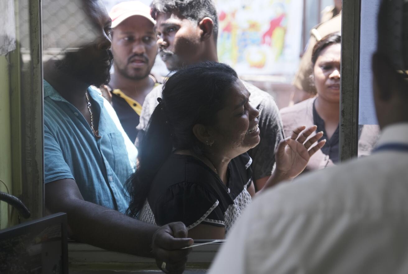 4月22日A在斯里蘭卡首都科倫坡國家醫院門口A看望病人的家屬在等待放行C資料圖G新華社