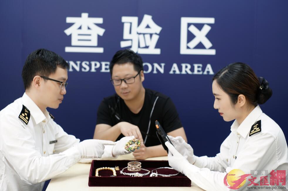 海關關員查驗出口珠寶首飾 ]香港文匯網記者 敖敏輝 攝^ 
