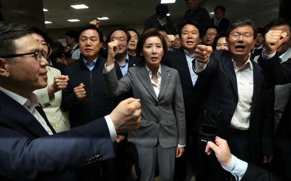 自由韓國黨女黨鞭率領眾人高喊口號
