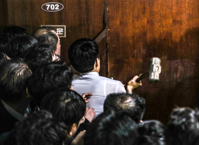 韓國執政黨議員用鐵錘砸門A進入國會會場C