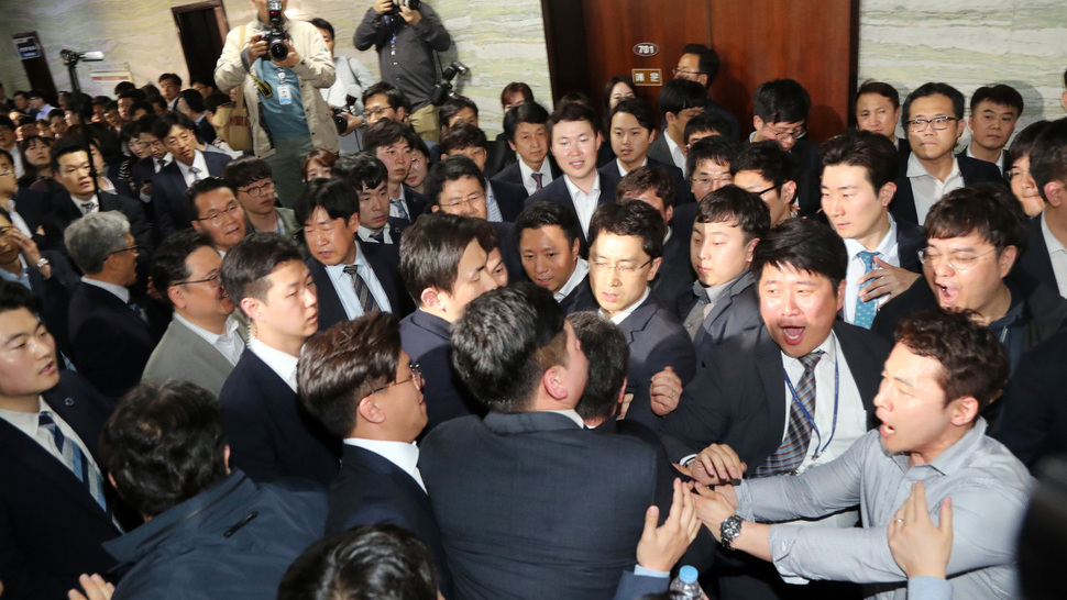 25日晚A韓國朝野議員在國會發生衝突