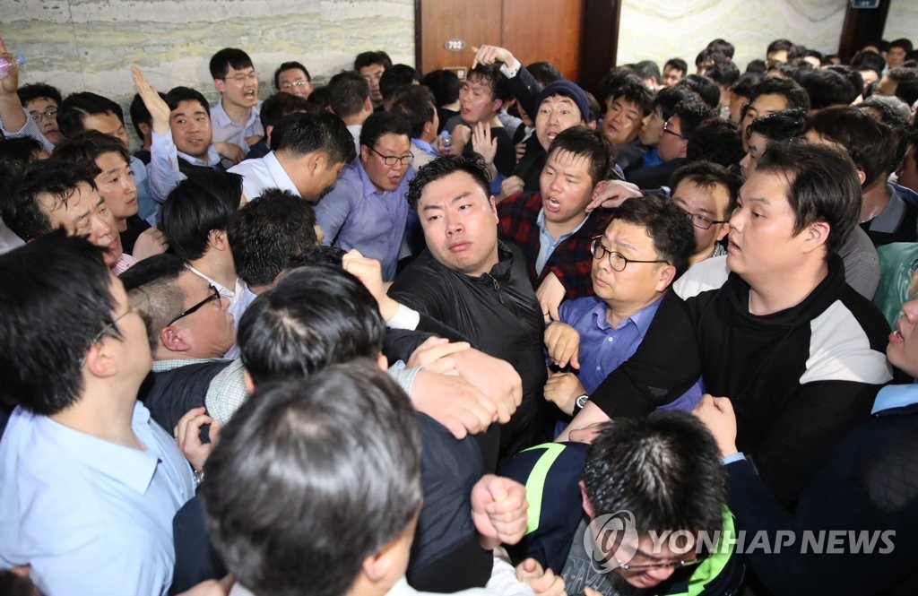 韓國朝野議員在國會發生衝突