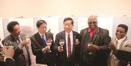 吳海濤大使與蘇士澍和王林旭等一起舉杯慶祝展覽開幕