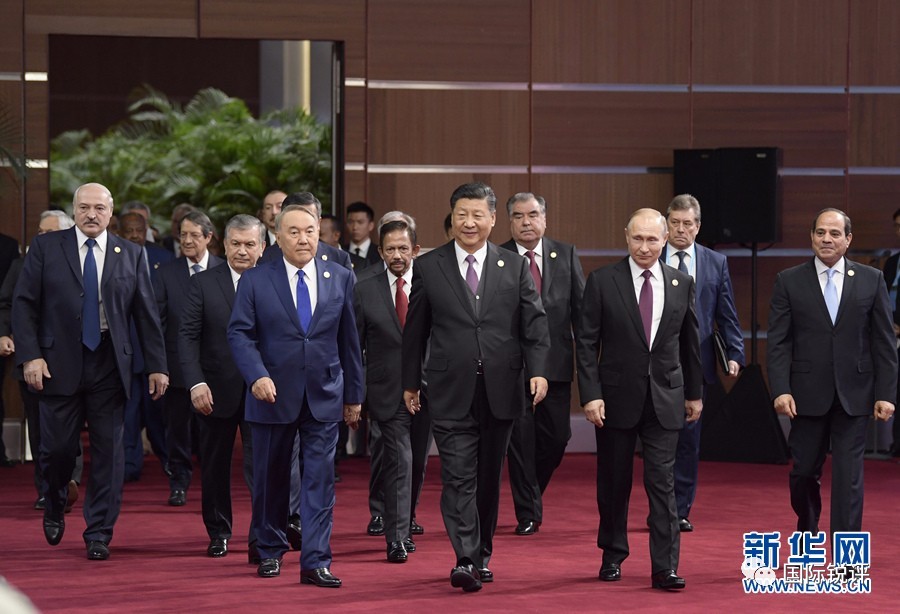 習近平和出席開幕式的外方領導人共同步入第二屆「一帶一路」國際合作高峰論壇會場。新華社