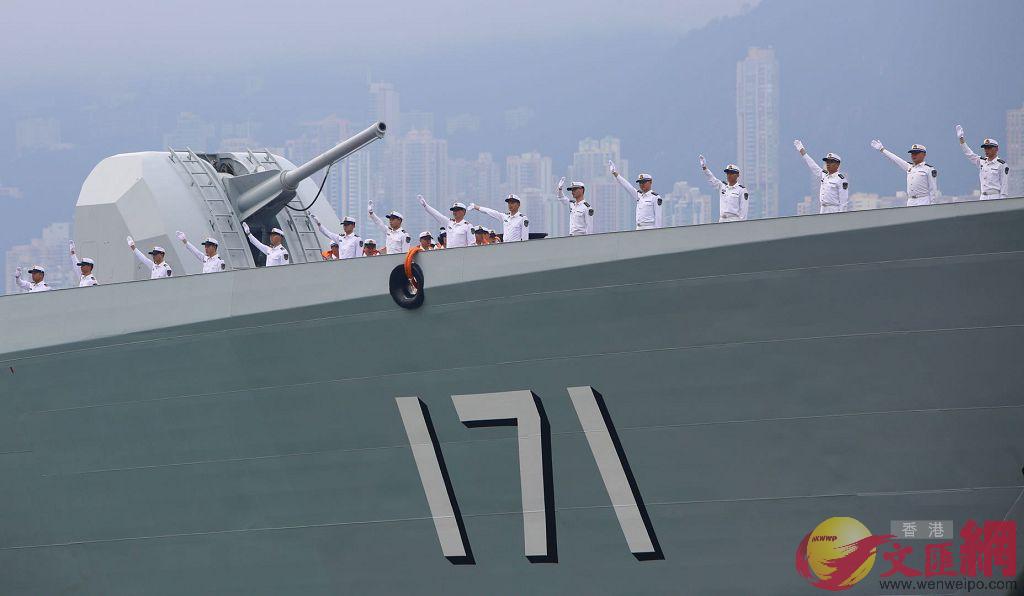 圖集｜海軍艦艇靠泊香港 市民登艦爭相影相