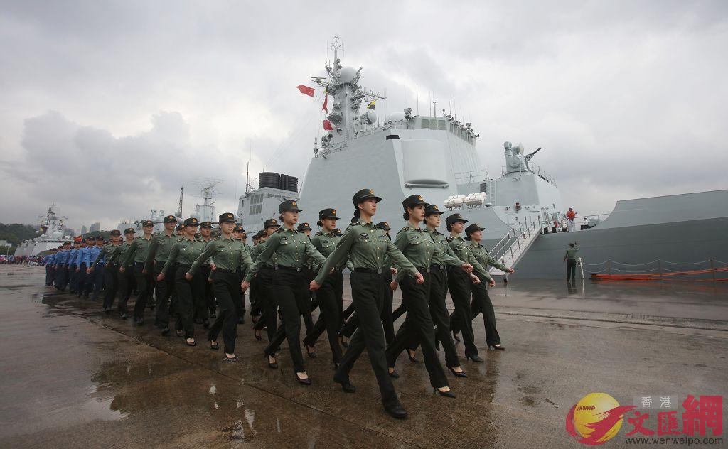 圖集｜海軍艦艇靠泊香港 市民登艦爭相影相