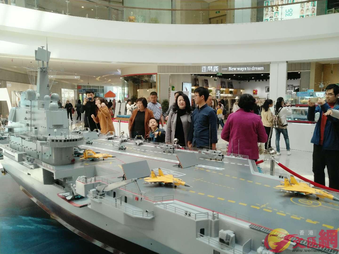 u中國海軍艦艇模型展v在青島西海岸城市傳媒廣場舉行C本報山東傳真