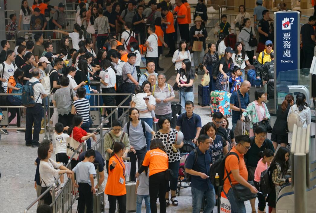 五一勞動節期間全國料日均220萬人出入境，逾半經港澳口岸。圖為高鐵香港西九龍站。(中新社資料圖片)