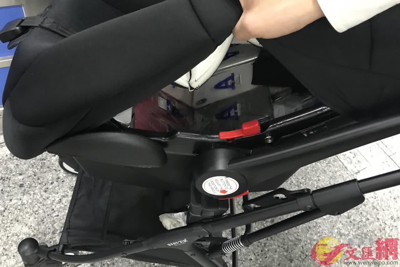 皇崗海關查獲一宗港籍旅客利用嬰兒車藏匿攜帶蘋果手機171台入境案]記者 何花 攝^