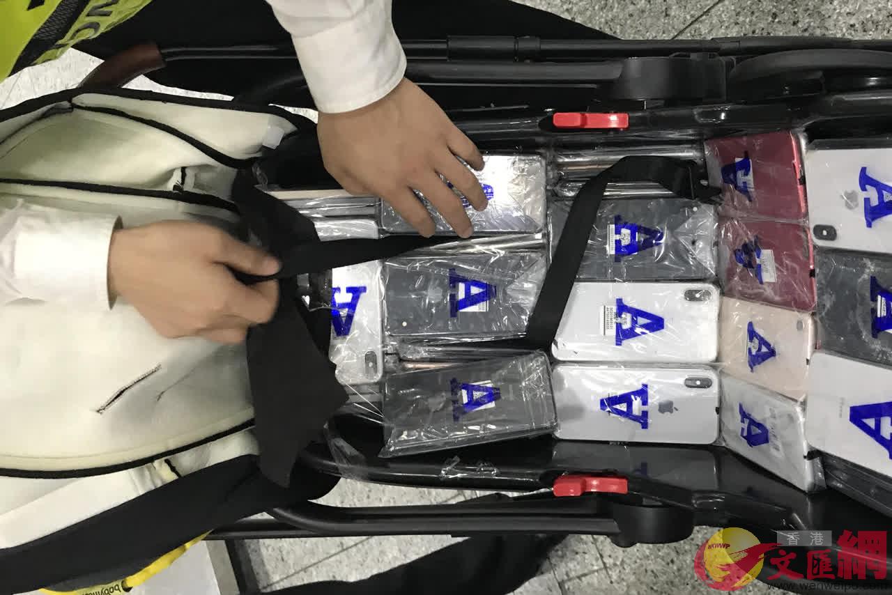 皇崗海關查獲一宗港籍旅客利用嬰兒車藏匿攜帶蘋果手機171台入境案]記者 何花 攝^