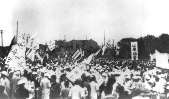  1919年爆發五四運動C圖為1919年5月7日上海各界人民二萬多人舉行國民大會並遊行示威C]新華社稿^