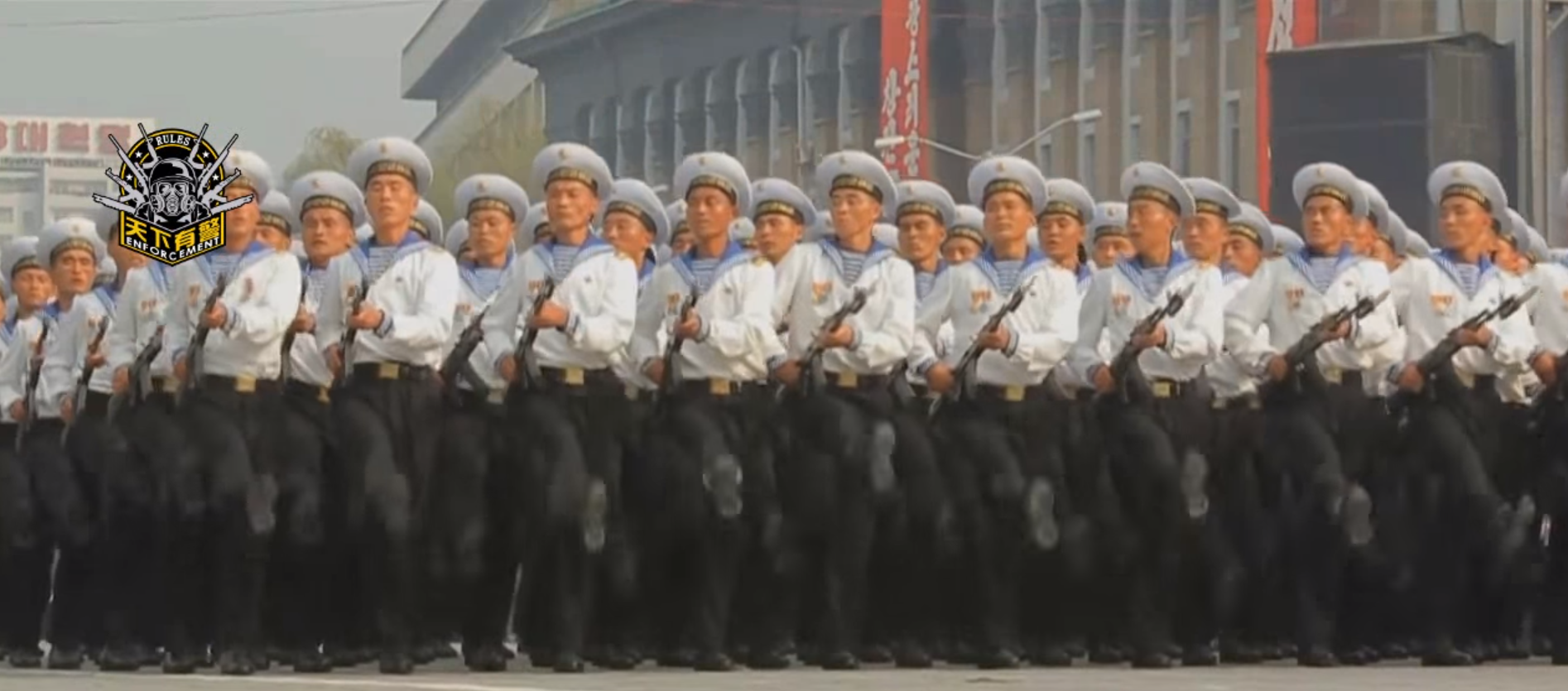 朝鮮人民軍在閱兵中正步走