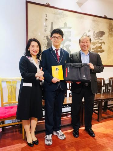 永達理保險經紀有限公司董事長吳永先(右)在京接待李肖蓉(左)和隋翼遠(中) 永達理保險經紀有限公司董事長吳永先(右)在京接待李肖蓉(左)和隋翼遠(中)