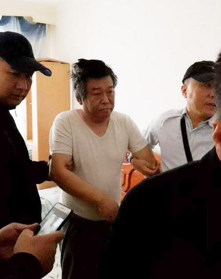 程鵬在牡丹江市某小區被抓獲(牡丹江市公安局華電分局 趙宇 攝) 程鵬在牡丹江市某小區被抓獲(牡丹江市公安局華電分局 趙宇 攝)