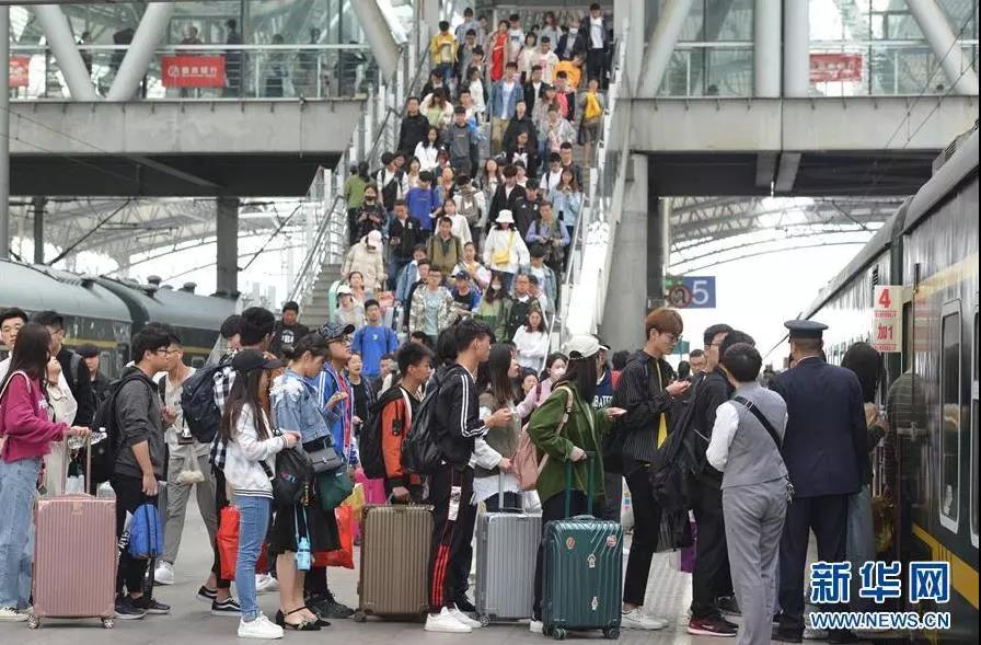 5月4日A旅客在安徽阜陽火車站準備乘車C 當日是u五一v假期的最後一天A各地迎來返程客流高峰C新華社