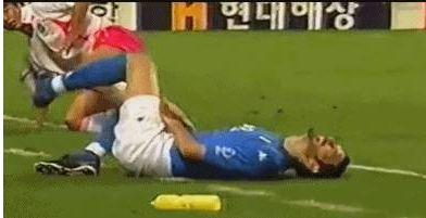 意大利隊的贊布羅塔被鏟傷