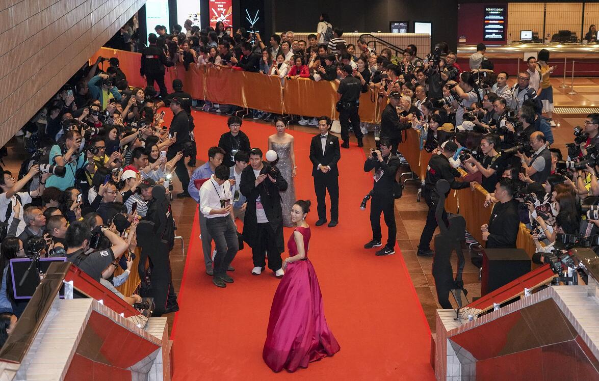 大批影迷在香港文化中心通向大劇院的紅地毯兩旁拍攝明星(中新社資料圖片)