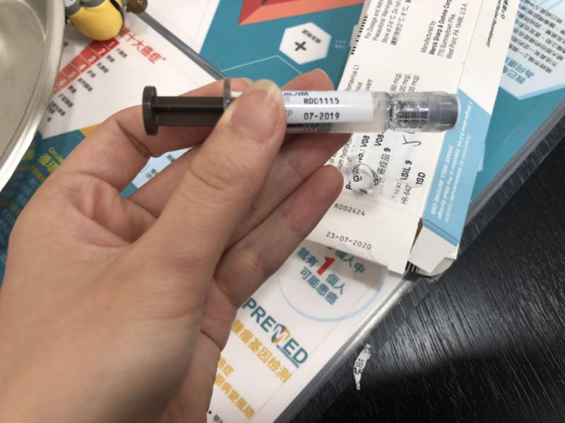 蔣麗芸議員提供一張懷疑問題疫苗圖片給傳媒A圖中可見該包裝盒及其針劑上的批次編號不同