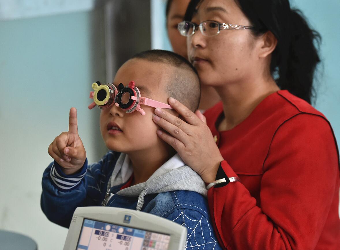 港中大發現低濃度阿托品眼藥水可減慢兒童近視加深近七成C圖為正在做視力檢測的兒童C