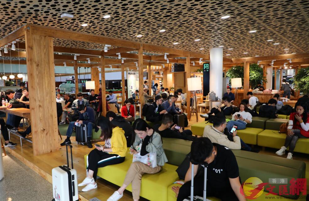休息區可同時容納300人休息使用 記者 郭若溪攝