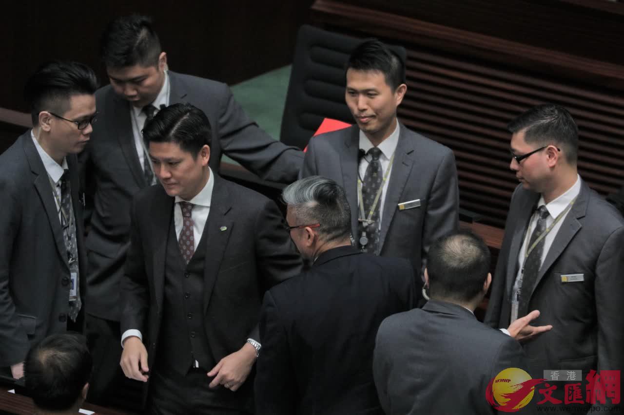 公民黨譚文豪(左三)被驅逐離開會議室