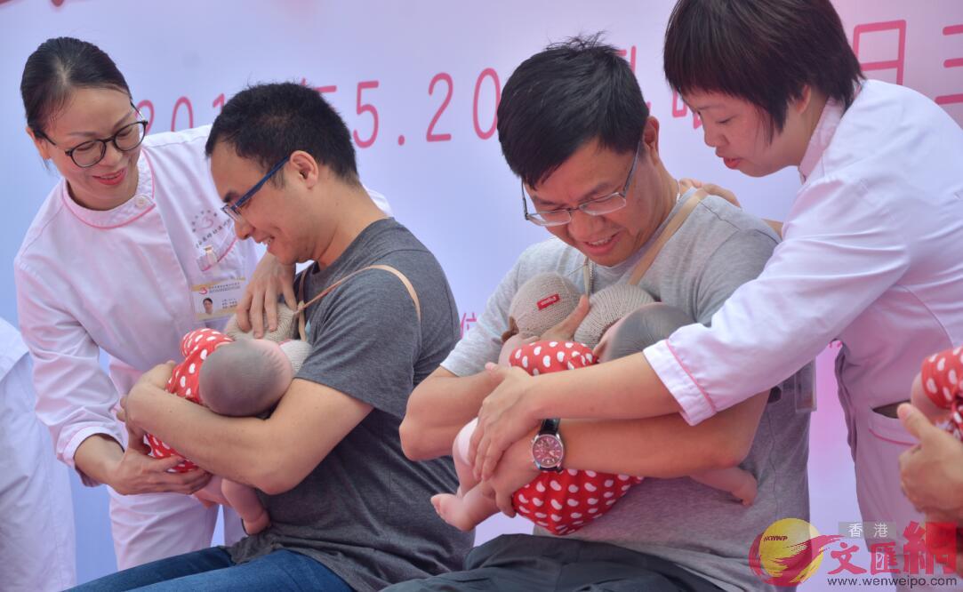 奶爸親上陣體驗母乳餵養(記者 郭若溪 攝)