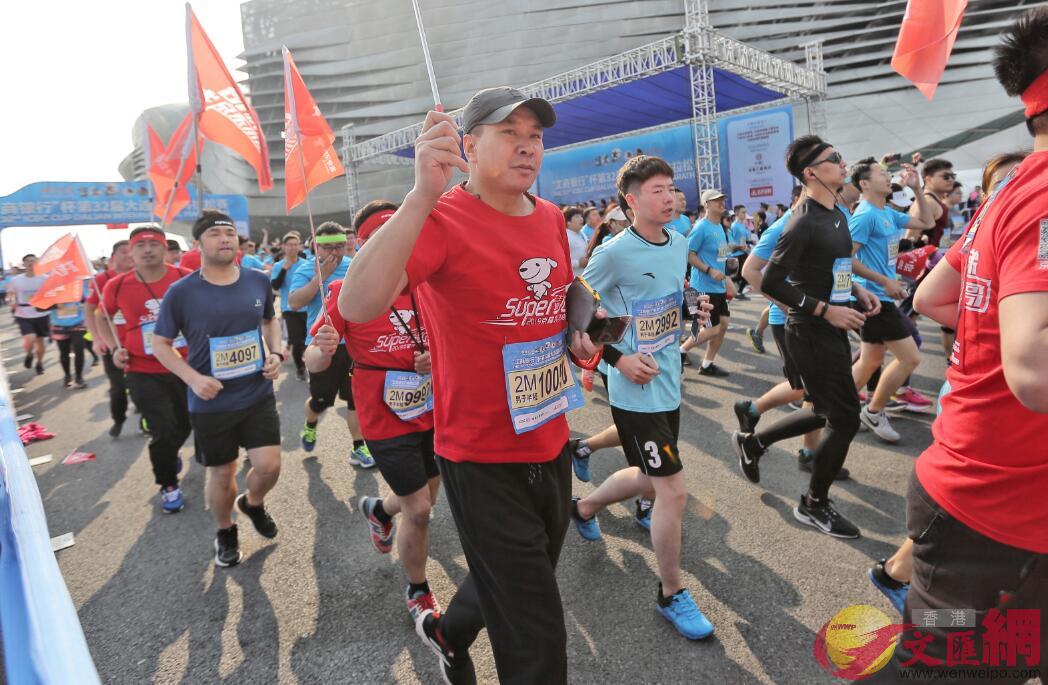 來自43個國家B國內29個省市及香港特區近3萬人報名參加本屆馬拉松(宋偉 攝)