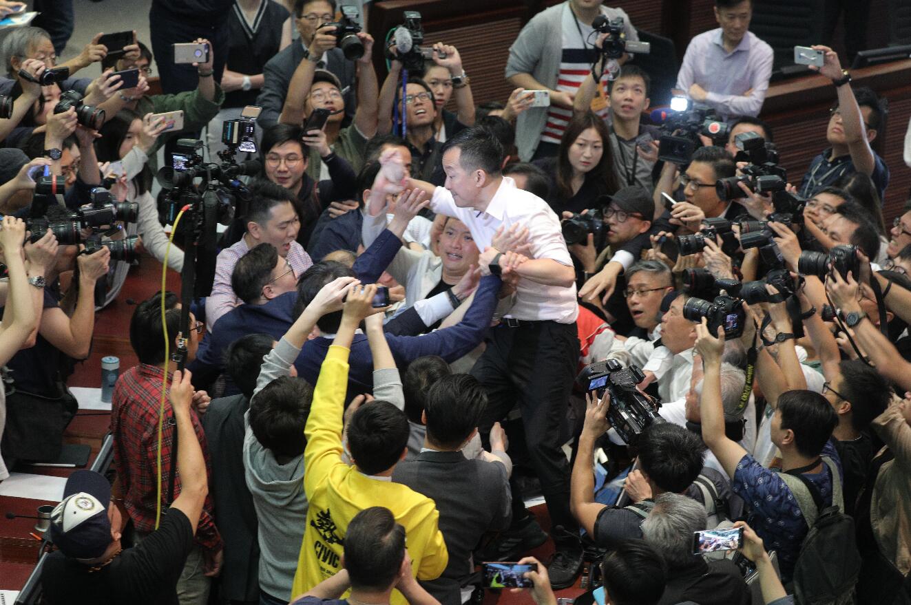 香港立法會法案會議審議修訂m逃犯條例nA反對派議員瘋狂搗亂會場]全媒體記者麥鈞傑攝^