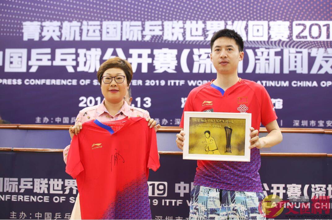 中國國家乒乓球隊運動員方博(右)出席新聞發佈會(記者 黃仰鵬 攝)