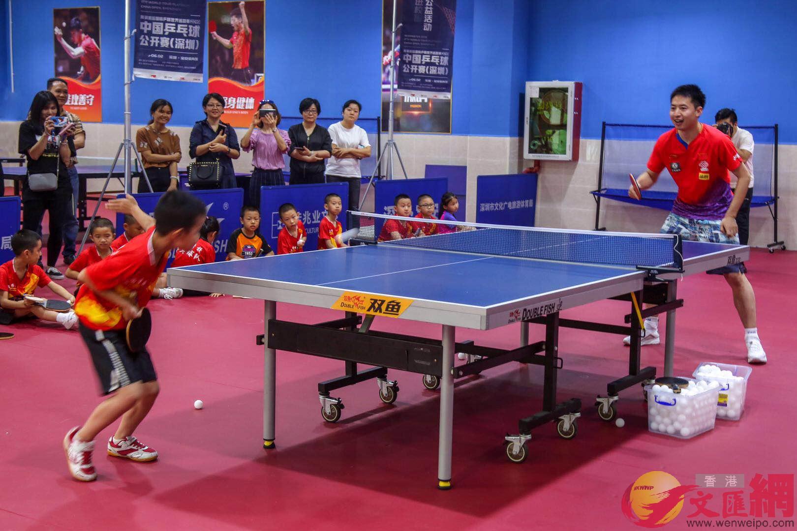 中國國家乒乓球隊運動員方博與小球迷切磋球技(記者 黃仰鵬 攝)