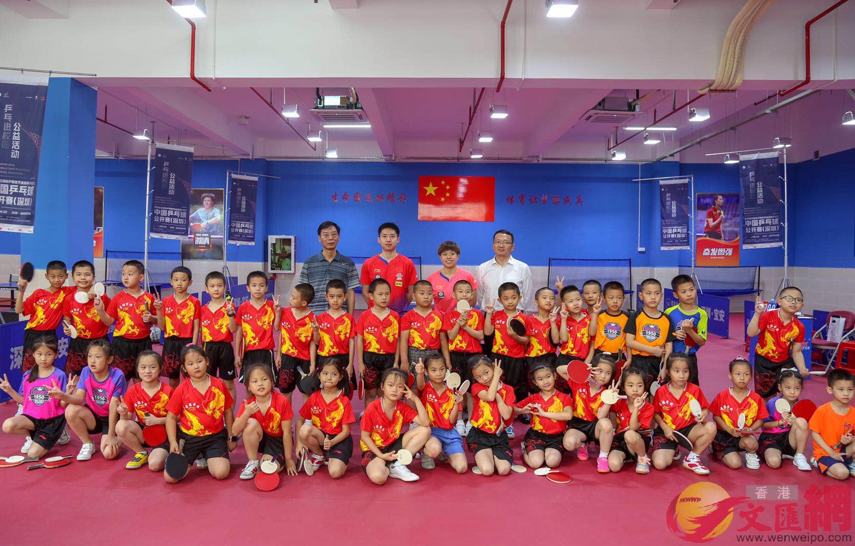 中國國家乒乓球隊運動員方博B王藝迪出席了u中國乒乓球隊進校園公益活動v(記者 黃仰鵬 攝)